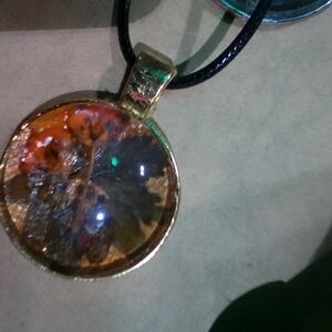 Elegant Gold and Black Leaf Pendant Necklace